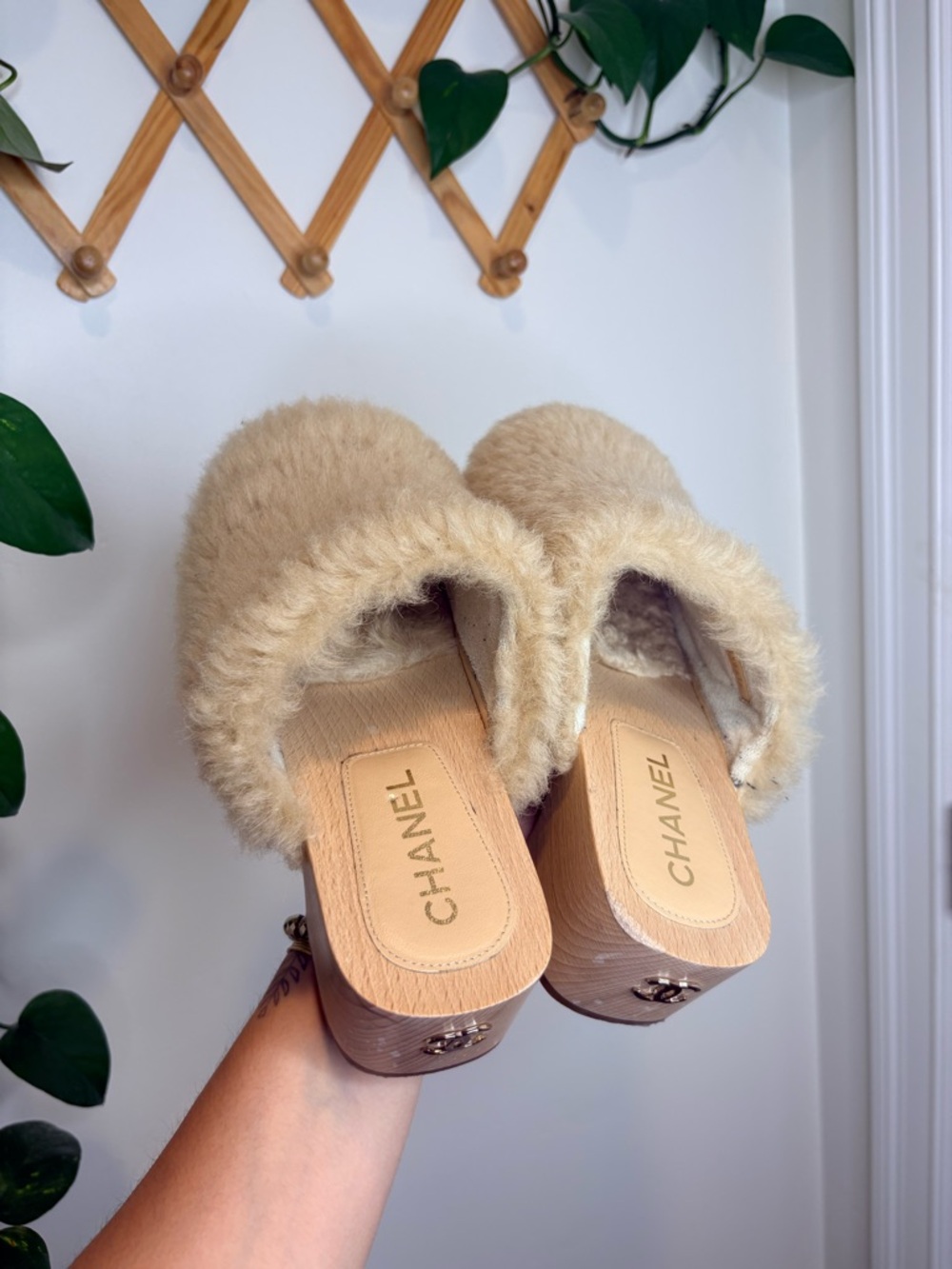 CHANEL 2022 Beige Shearling Lambskin Clogs - Picture 3 of 9